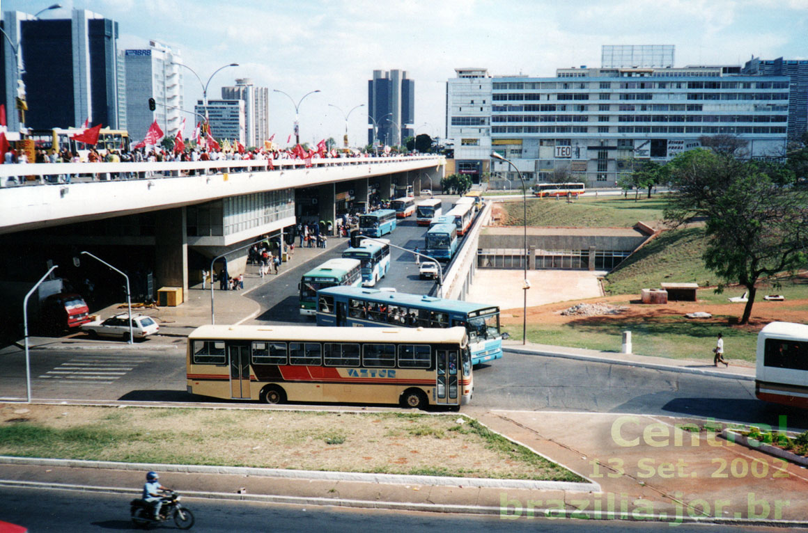 Passagem da Rodoviária à Estação Central do Metrô, vista do ConjuntoNacional, com o Conic ao fundo