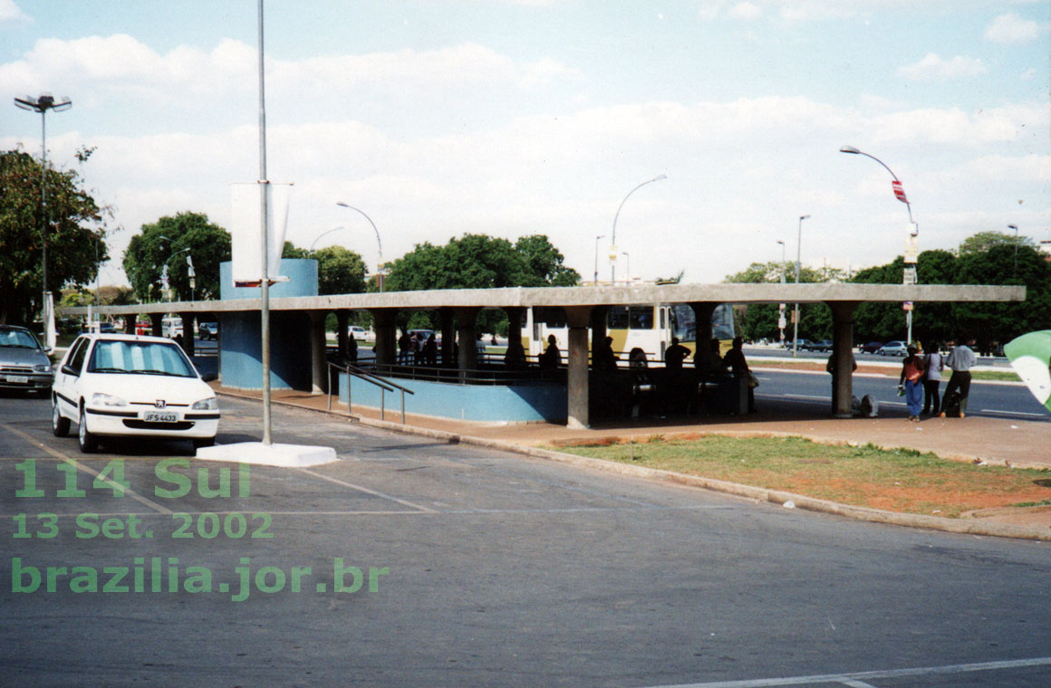 Ponto de ônibus conectado à Estação 114 Sul do Metrò de Brasília, no Eixinho oeste. Foto: 13 Set. 2002