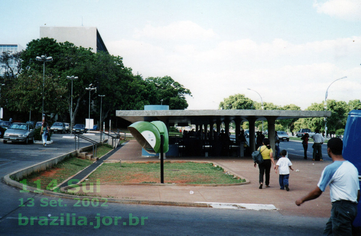 Ponto de ônibus conectado à Estação 114 Sul do Metrò de Brasília, no Eixinho oeste. Foto: 13 Set. 2002