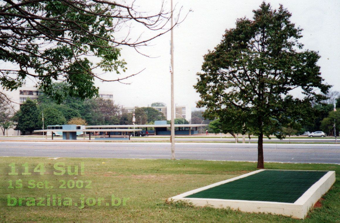 Pontos de ônibus dos dois lados do Eixinho Leste, conectados à Estação 114 Sul do Metrò de Brasíia. Foto: 13 Set. 2002