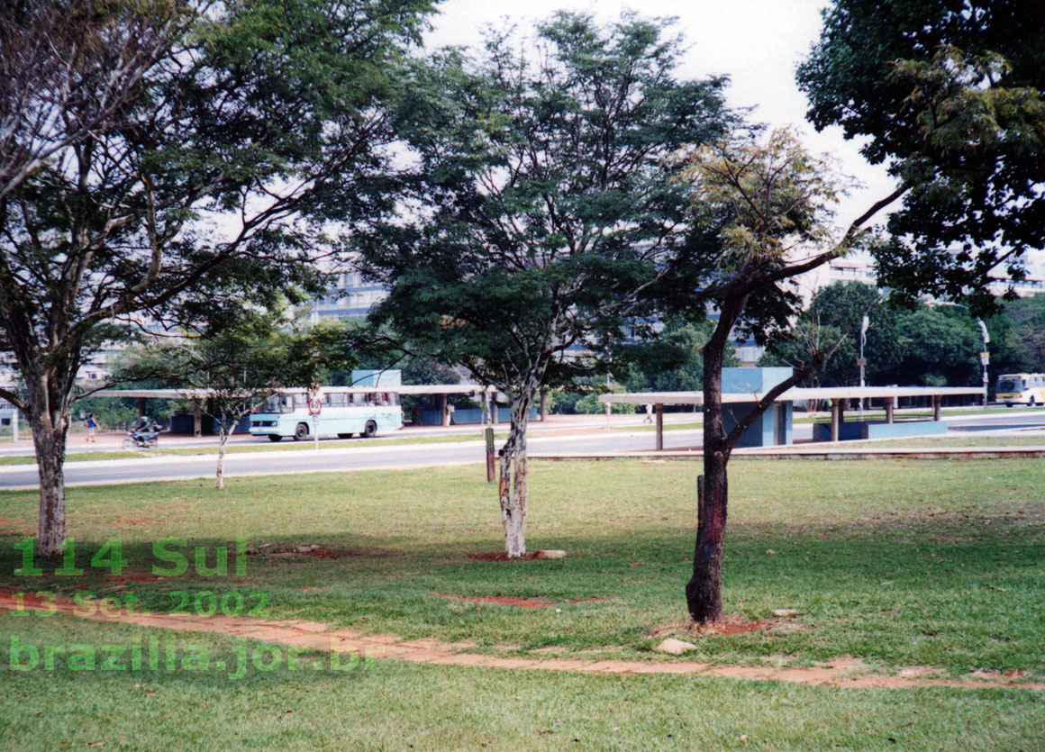 Pontos de ônibus dos dois lados do Eixinho Leste, conectados à Estação 114 Sul do Metrò de Brasíia. Foto: 13 Set. 2002
