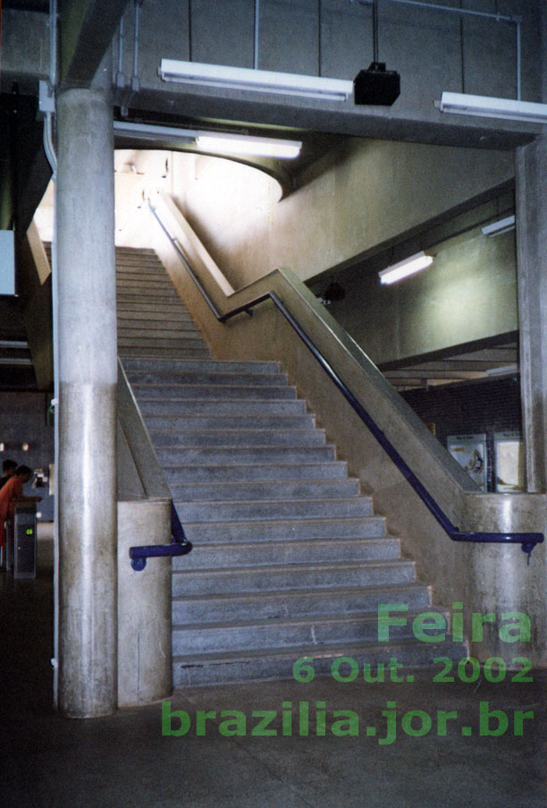 Escada de acesso à plataforma do Metrô