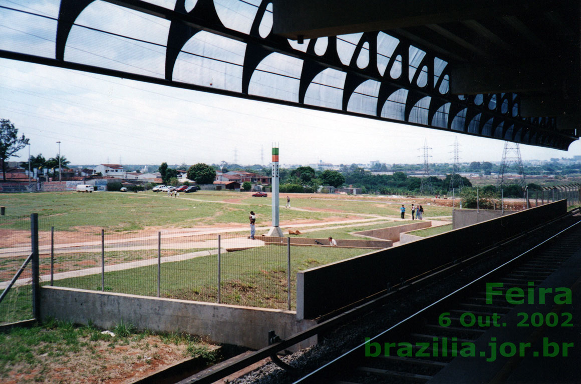 Acessos do lado do Guará I, vistos da plataforma do Metrô