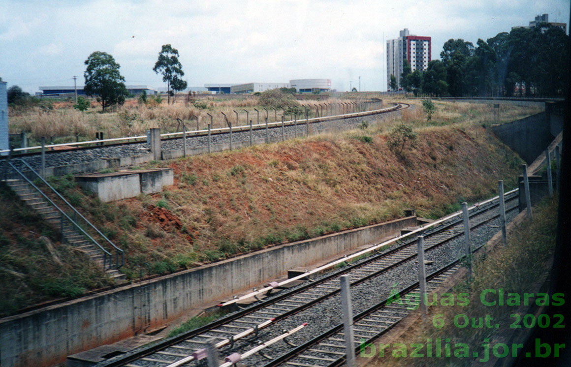 A bifurcação das linhas Verde e Laranja do Metrô de Brasília, vista do trem a caminho de Taguatinga Sul e Samambaia