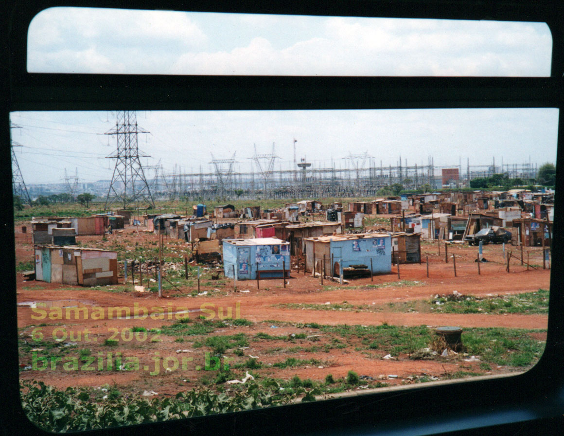 Invasão na faixa de domínio das linhas de transmissão de Furnas Centrais Elétricas junto à Estação Samambaia Sul do Metrô de Brasília, em 2002