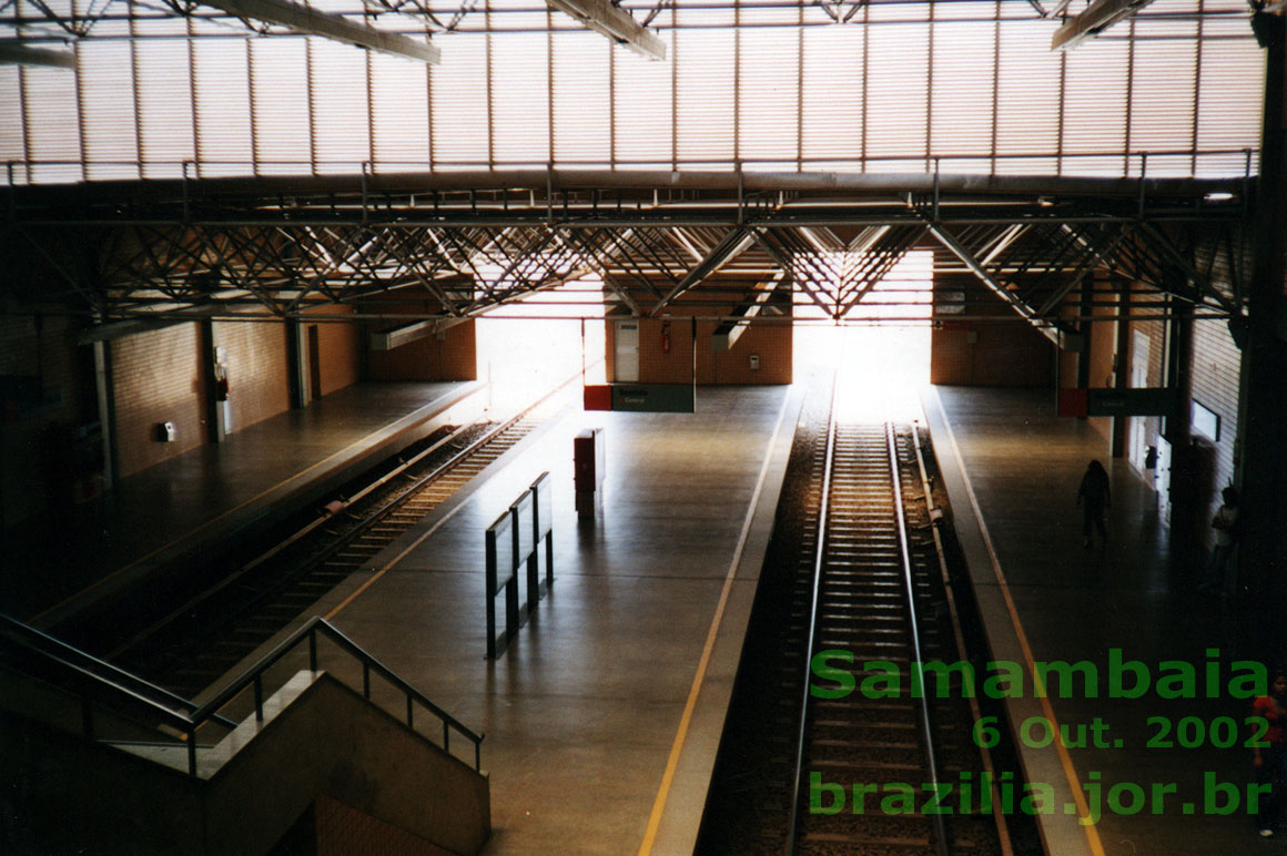 Plataformas e trilhos da Estação Samambaia do Metrô de Brasília