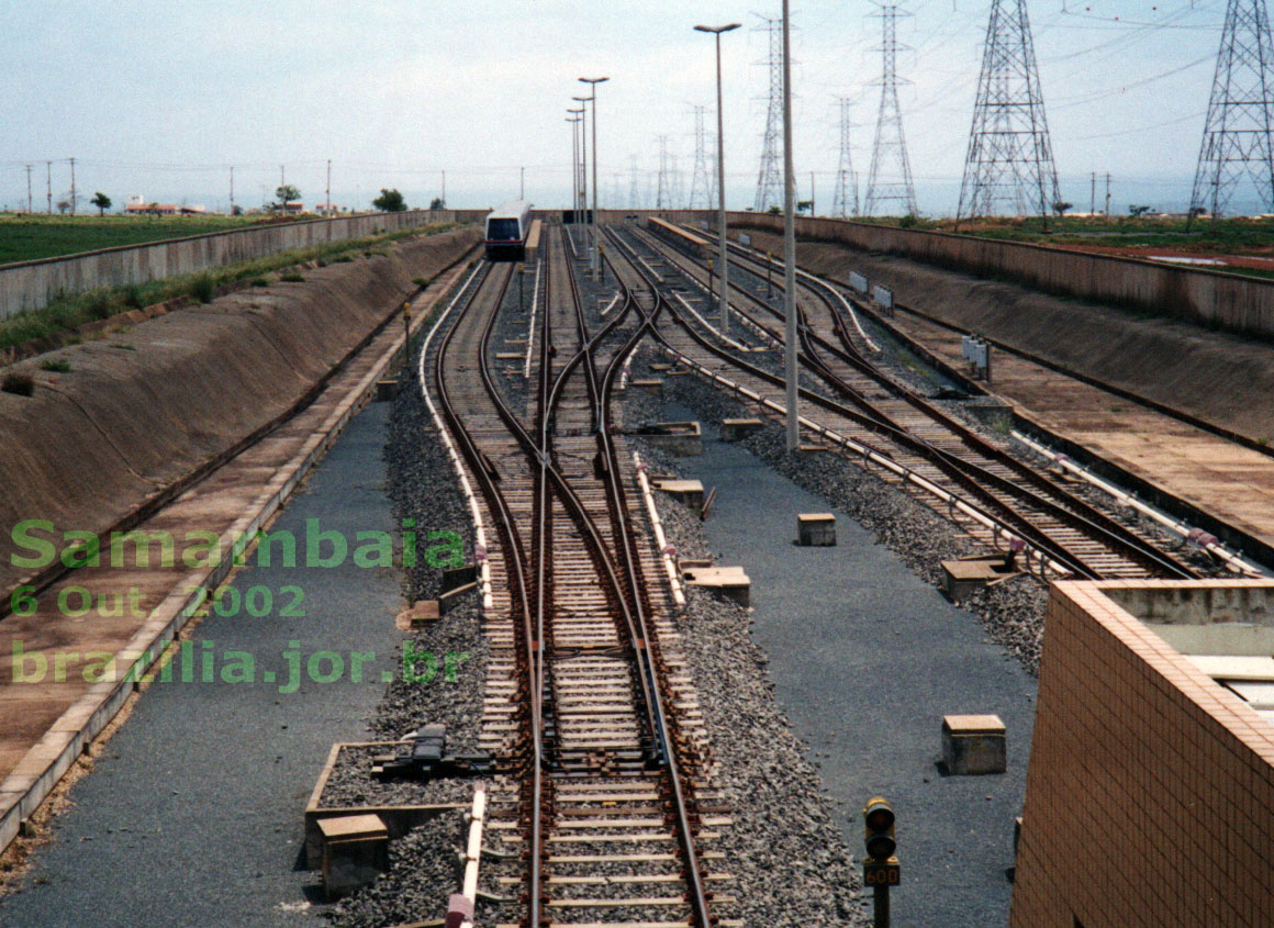 Outra vista dos trilhos do pátio para manobra de retorno dos trens do Metrô DF na Estação Samambaia