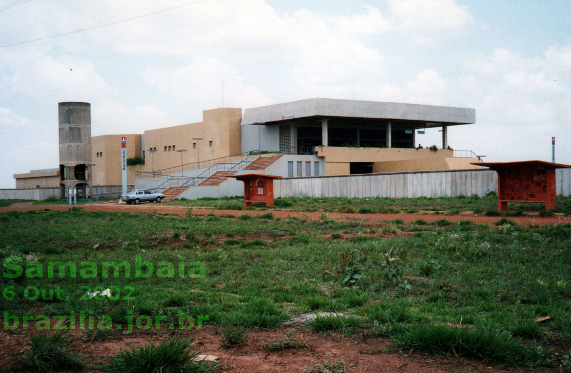Fachada e acesso norte à Estação Samambaia do Metrô de Brasília