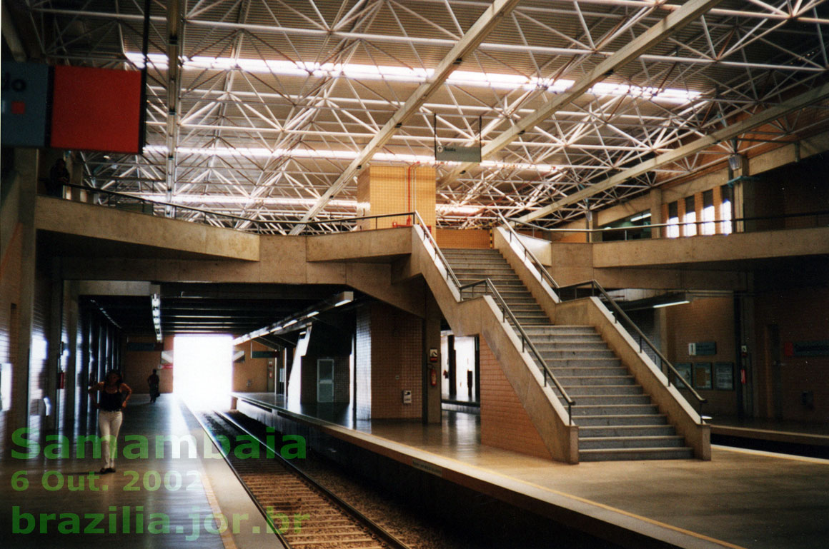 Escadas e elevador (acessibilidade) para as plataformas da Estação Samambaia do Metrô de Brasília