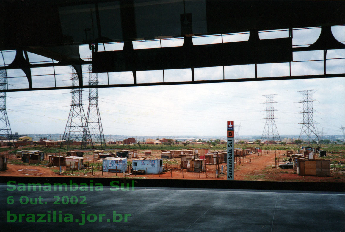 Invasão existente em 2002 junto à Estação Samambaia Sul do Metrô de Brasília