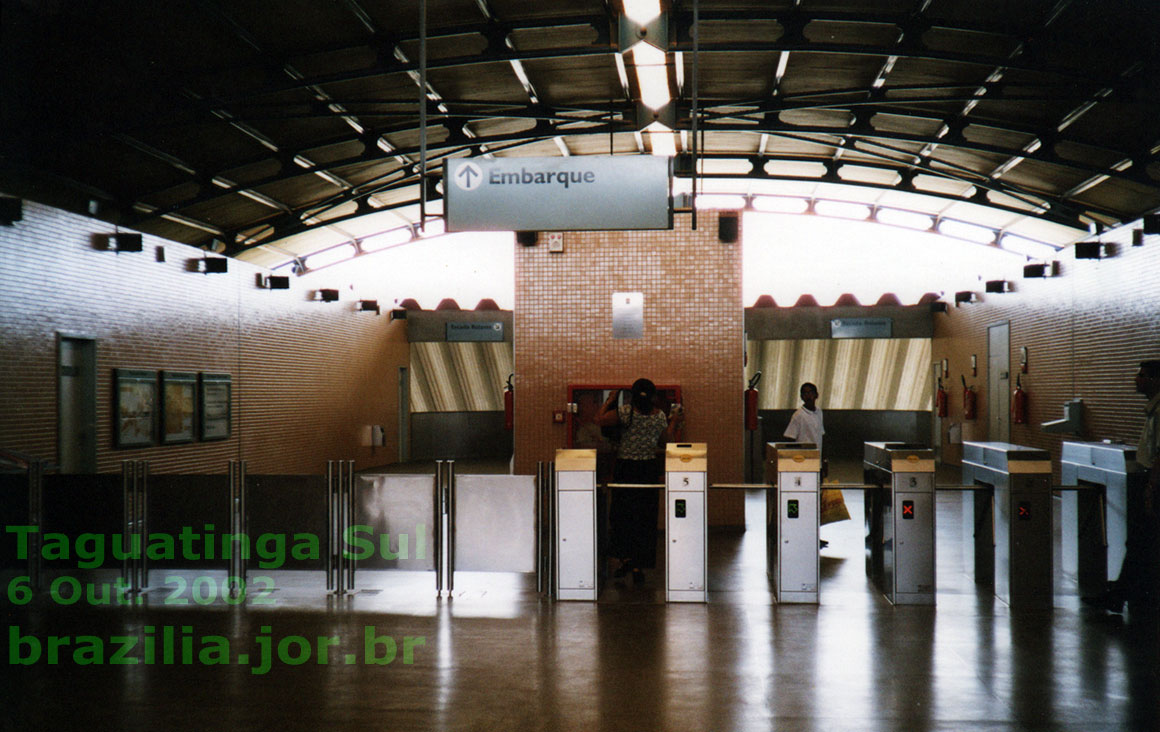 Roletas do bloqueio, elevador e escadas de acesso às plataformas da Estação Taguatinga Sul do Metrô de Brasília