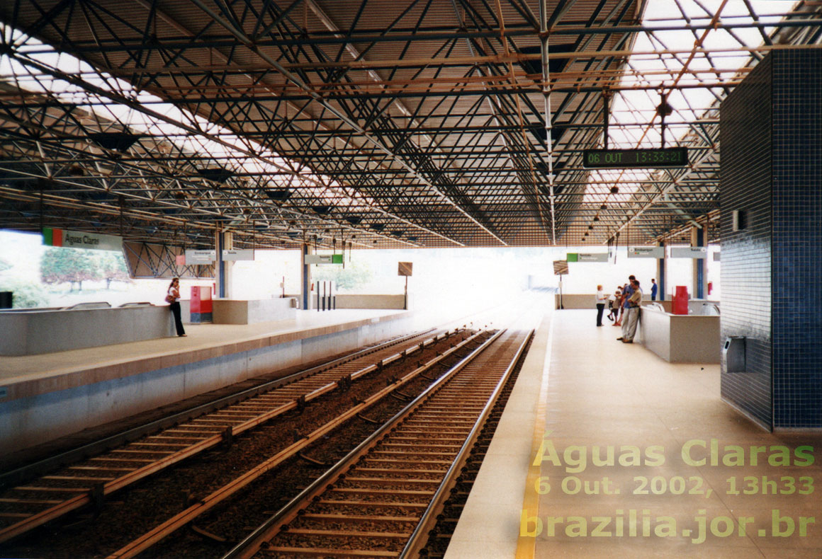 Plataformas da estação de Águas Claras, do Metrô DF, com vista dos trilhos centrais