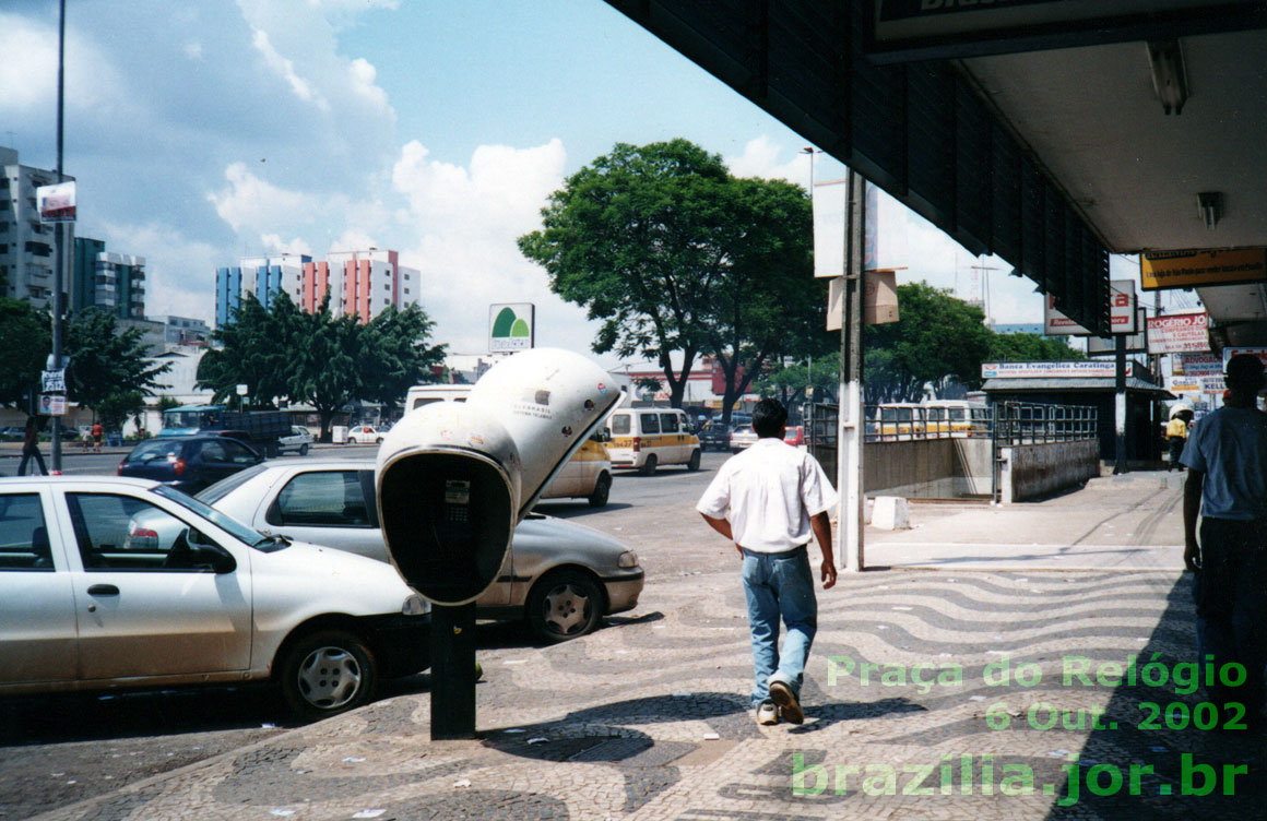 Acesso sul à Estação Praça do Relógio, do outro lado da avenida (à esquerda) que prolonga a Estrada Parque Taguatinga (em frente) à Ceilândia Sul