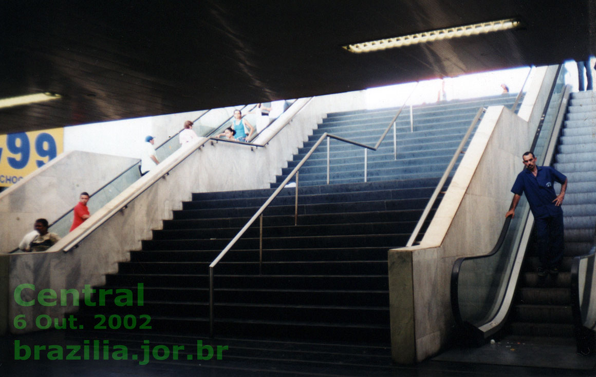 Escadas de acesso à Estação Central do Metrô, a partir da plataforma oeste da Rodoviária de Brasília