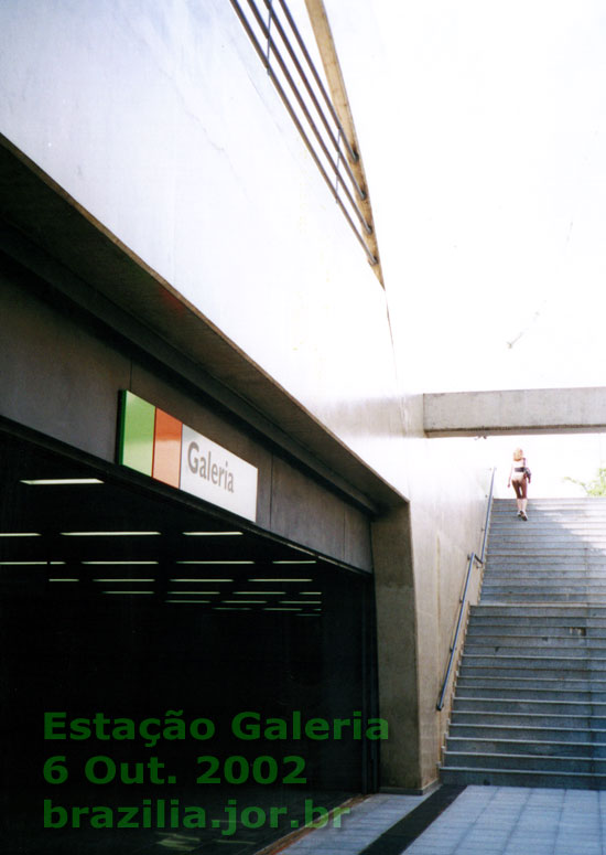 Entrada da Estação Galeria  (Metrô DF) pela escada externa próxima ao Hospital de Base