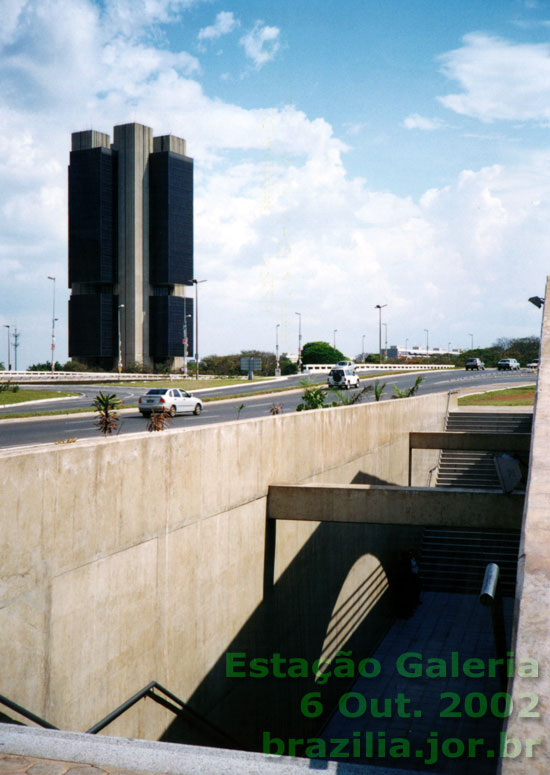 Escada do acesso externoà Estação Galeria (Metrô DF), vendo-se ao fundo o prédio do Banco Central do Brasil (Bacen)