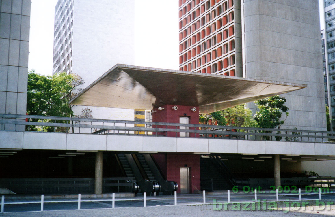 Elevador e escadas rolantes para acesso do Setor Comercial Sul à Estação Galeria do Metro de Brasília