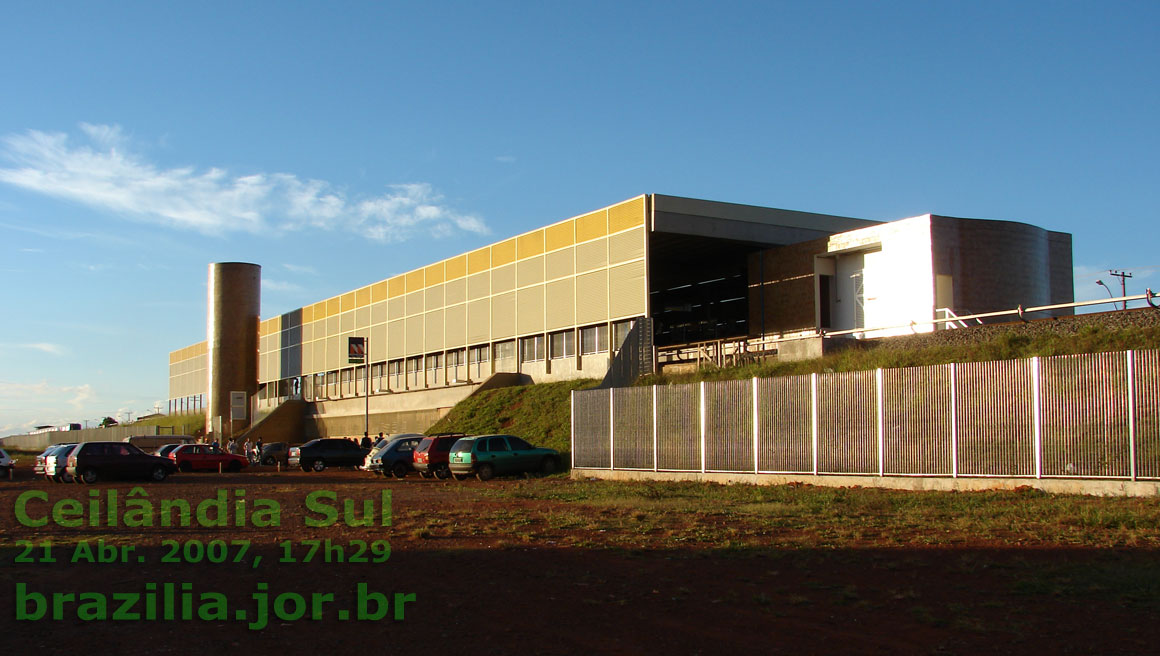 Fachada oeste da Estação Ceilândia Sul do Metrô de Brasília
