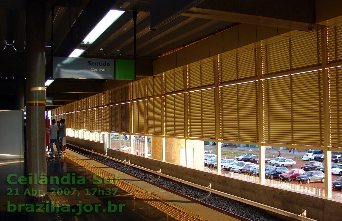 Proteção contra o sol e iluminação artificial na plataforma oeste da Estação Ceilândia Sul do Metrô de Brasília