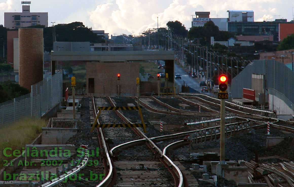 O primeiro travessão permite aos trens do Metrô DF passarem dos trilhos de ida (à direita) para os de retorno sentido Estação Central. O segundo travessão passa sobre o viaduto da EQNN 6 / 8 (linha tripla, trilhos paralelos, nivelados), indicado pela aproximação da cerca à esquerda; e vai se ligar aos trilhos de retorno nas proximidades da Estação Guariroba