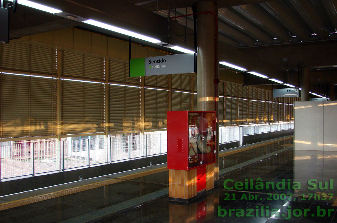 Proteção contra o sol e iluminação artificial na plataforma leste da Estação Ceilândia Sul do Metrô DF