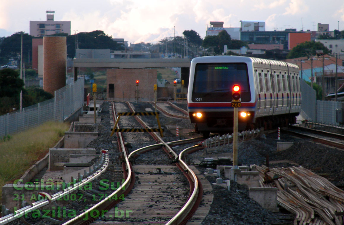 Trem 1031-1034 manobrando no “desvio” ou AMV (Aparelho de Mudança de Via) para passar dos trilhos de ida para os trilhos de retorno, cerca de 400 metros além da Estação Ceilândia Sul