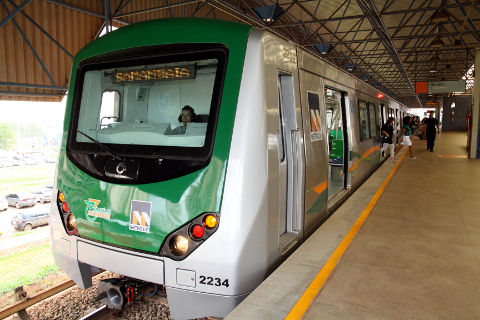 Trem-unidade 2231-2234 do Metrô-DF na estação Samambaia