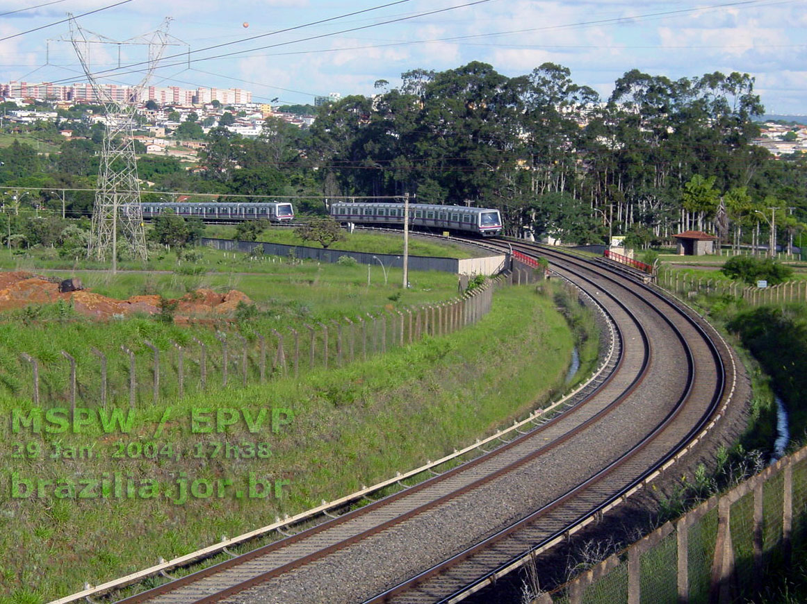 Cruzamento de trens do Metrô de Brasília na curva do viaduto sobre a Estrada Parque Vicente Pires (EPVP), entre o Setor de Mansões Park Way (SMPW) e Águas Claras