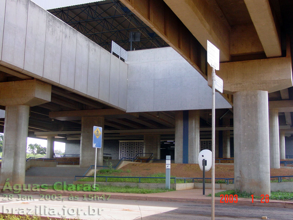 Entrada da estação Águas Claras do Metrô DF - Brasília