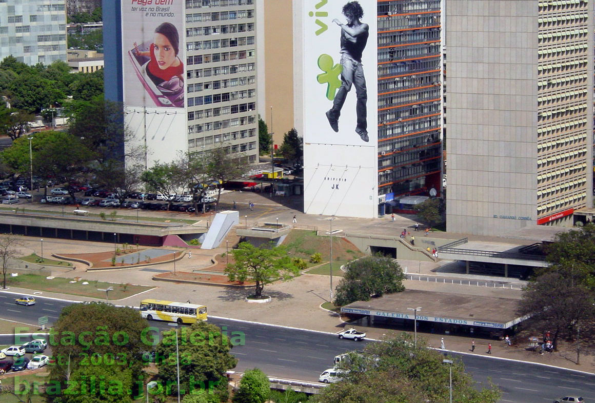 Acessos à estação Galeria do Metrô de Brasília pela Galeria dos Estados e Elevador para cadeirantes