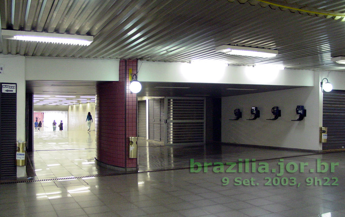 Entrada do corredor transversal à Galeria dos Estados para acesso subterrâneo à Estação Galeria, do Metrô de Brasília