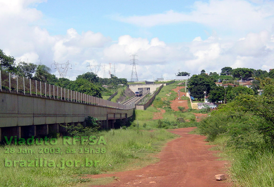 Trem do Metrô de Brasília passando por baixo do viaduto da RFFSA