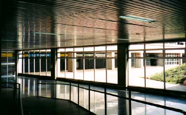 Galeria de lojas à direita de quem sai da Estação Central do Metrô de Brasília