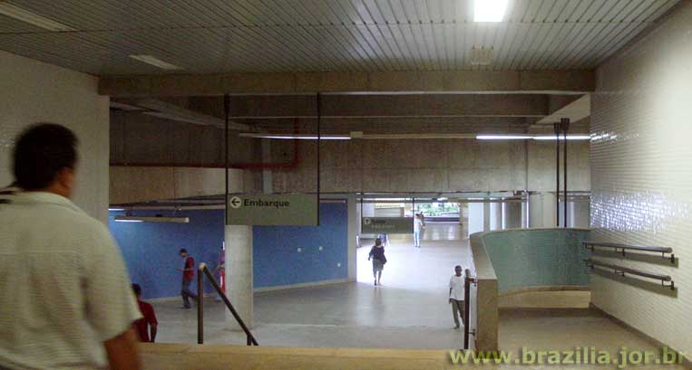 Escada e rampa de acesso aos guichês e roletas da Estação 114 Sul do Metrô de Brasília