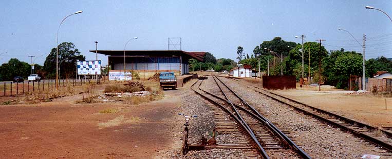 Armazem de carga da Rede Ferroviária Federal junto aos trilhos da estação Bernardo Sayão