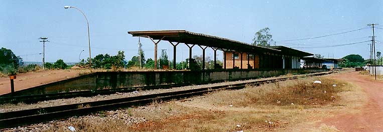 Plataforma do trem de passageiros da Rede Ferroviária Federal na primeira estação  de Brasília - Bernardo Sayão