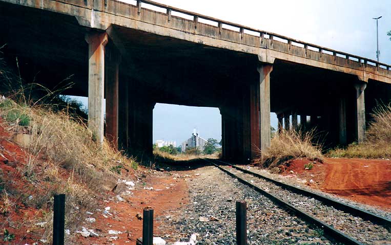 Viaduto sobre os trilhos do pátio ferroviário que atendem ao SIA