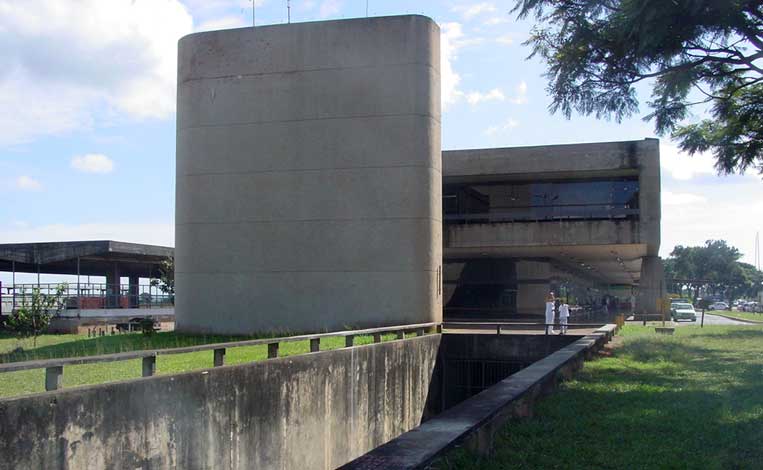 Torre sul e acesso subterrâneo da estação ferroviária de Brasília