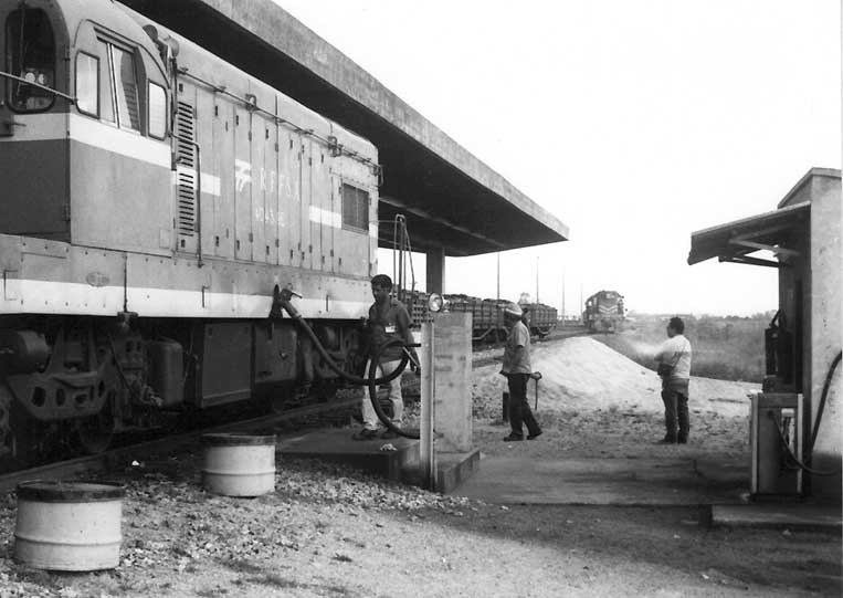 Abastecimento de locomotiva no pátio ferroviário de Brasília