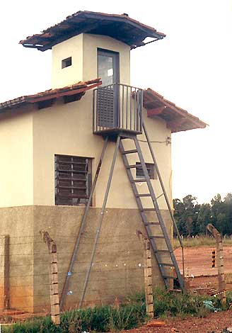 Escada de acesso à torre de vigilância do pátio ferroviário de sucata