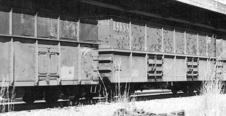 Vagões da RFFSA - Rede Ferroviária Federal, adaptados para o transporte de sucata