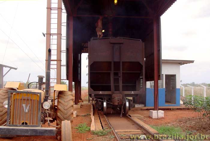Vagão posicionado sobre a balança ferroviária para receber a carga de soja