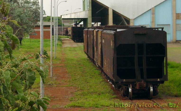 Vagões da estrada de ferro recebendo a carga de grãos na Conab