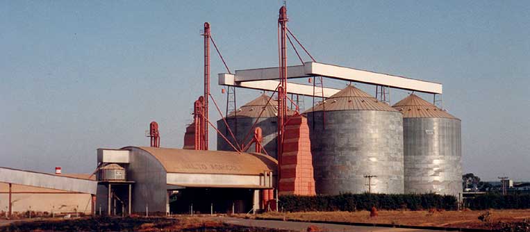 Instalações da Planalto Agrícola para embarque de soja em vagões da estrada de ferro
