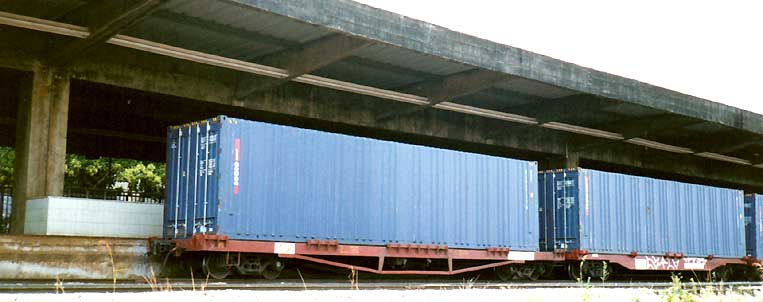 Vagões com containers na estação ferroviária