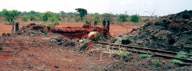 Fim de linha dos trilhos do desvio ferroviário, feito de dormentes