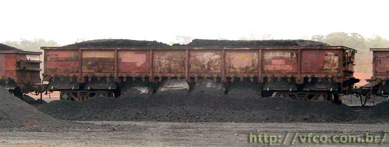 Vag&atilde;o g&ocirc;ndola com coque nos trilhos do p&aacute;tio ferrovi&aacute;rio de Bras&iacute;ia