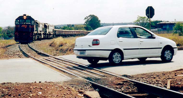 Locomotivas paradas com trem de areia aguardando desafogar o trânsito