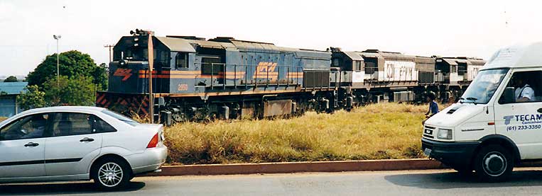 Locomotivas manobrando trem de vag&otilde;es de areia no SIA
