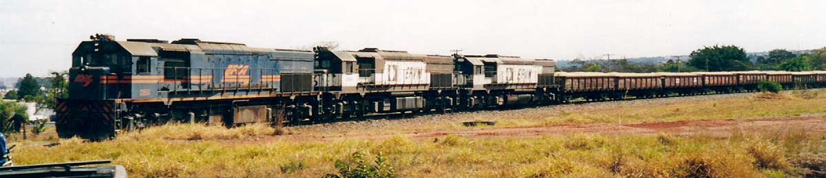 Locomotivas da Ferrovia Centro-Atl&acirc;ntica e da Estrada de Ferro Vit&oacute;ria a Minas manobrando trem de vag&otilde;es de areia no SIA